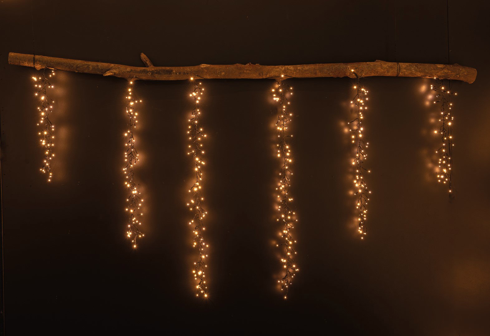 https://cdn.warentuin.nl/media/catalog/product/S/C/SCAN8713619432927_01_clusterverlichting_cascade_432l_flash_7_5m_classic_warm_an_237d.jpg