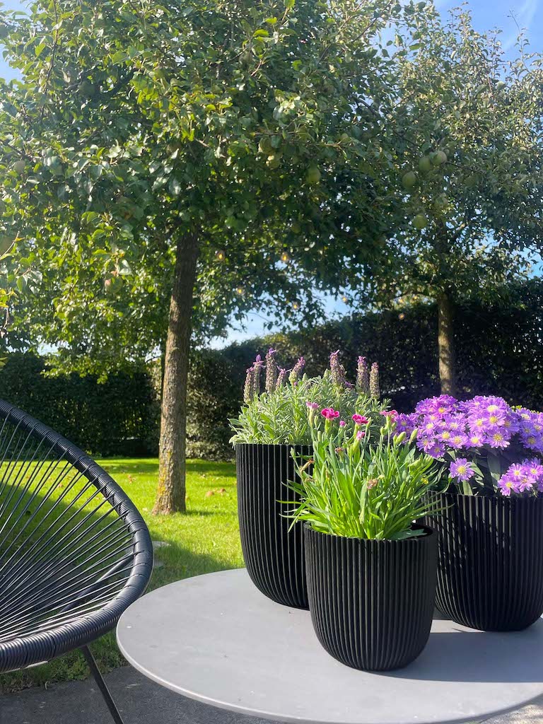 https://cdn.warentuin.nl/media/catalog/product/S/C/SCAN8716443122644_01_capi_europe_bloempot_planter_ball_groove_16_bd06.jpg