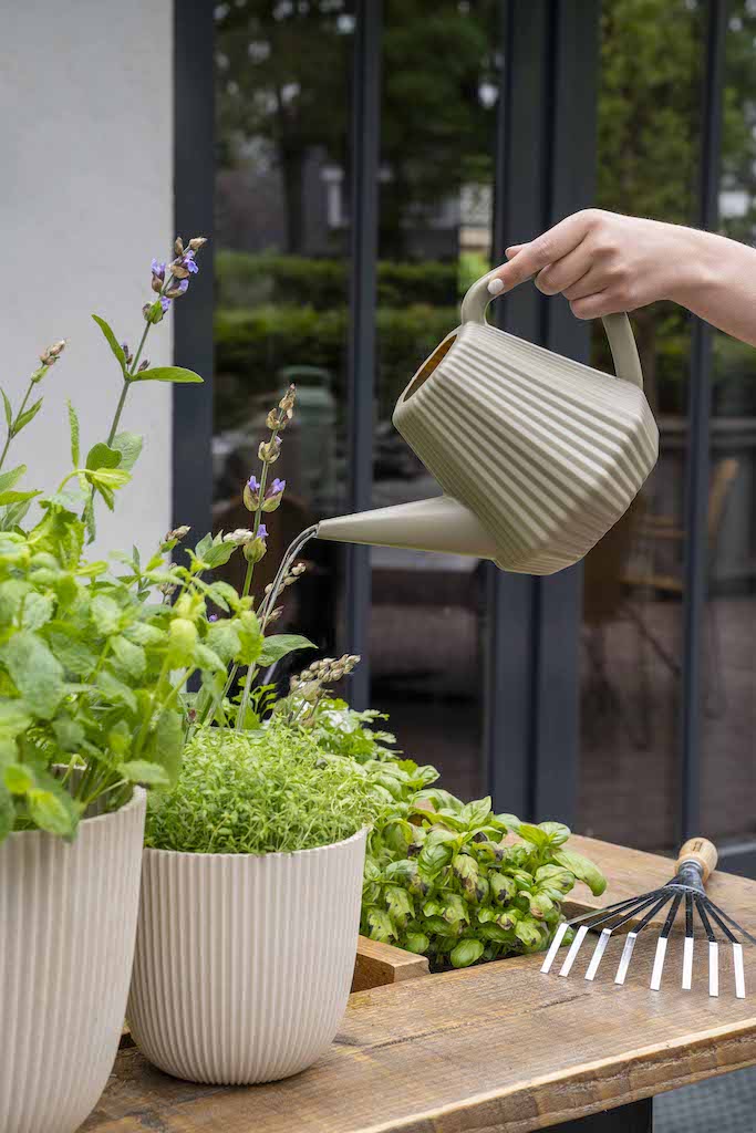 https://cdn.warentuin.nl/media/catalog/product/S/C/SCAN8716443122675_01_capi_europe_bloempot_planter_ball_groove_16_4553.jpg
