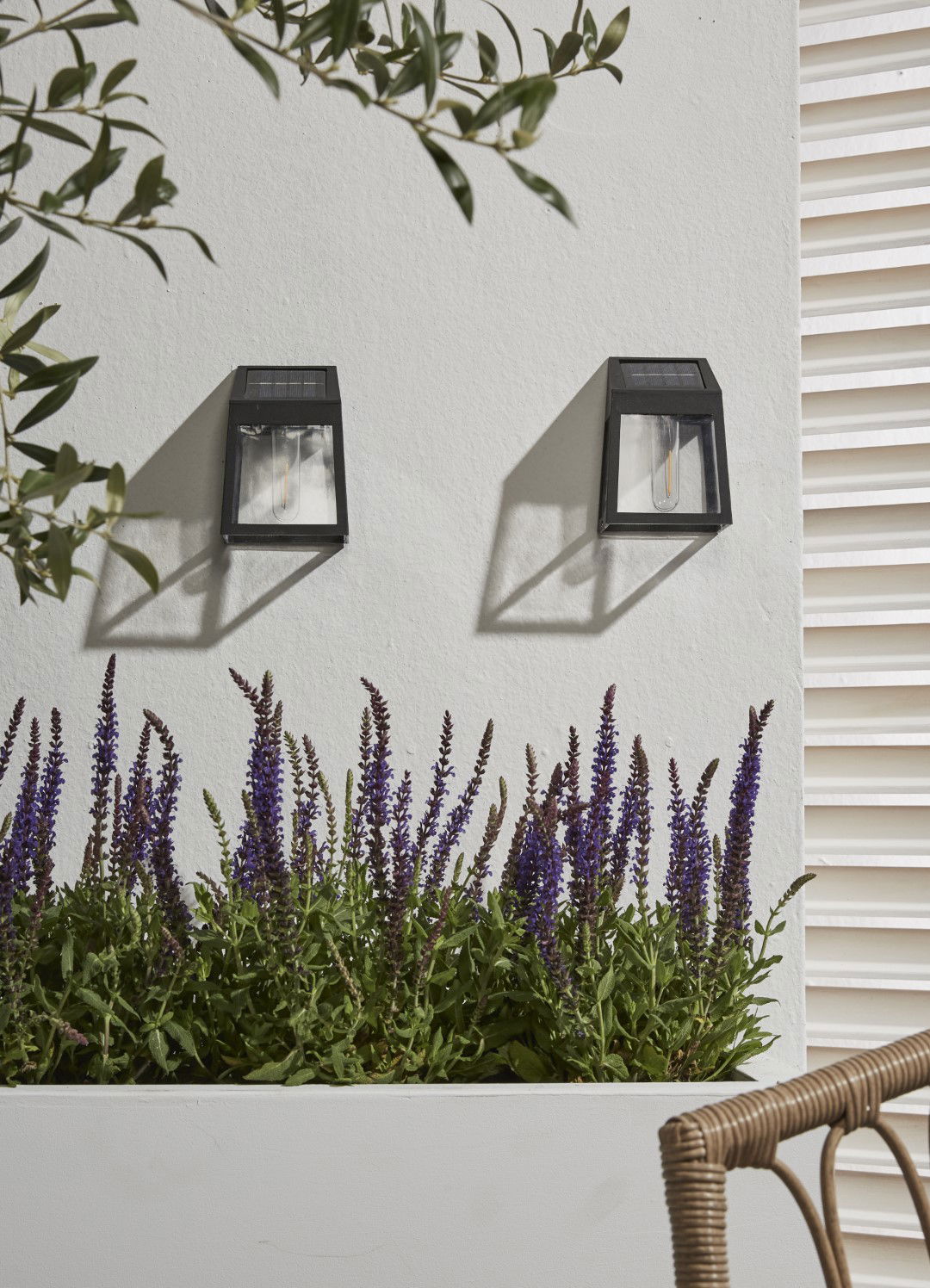 https://cdn.warentuin.nl/media/catalog/product/S/C/SCAN8719099190296_01_luxform_lighting_tuinlamp_solar_vigo_wandlamp_12x_pdq_luxf_f289.jpg