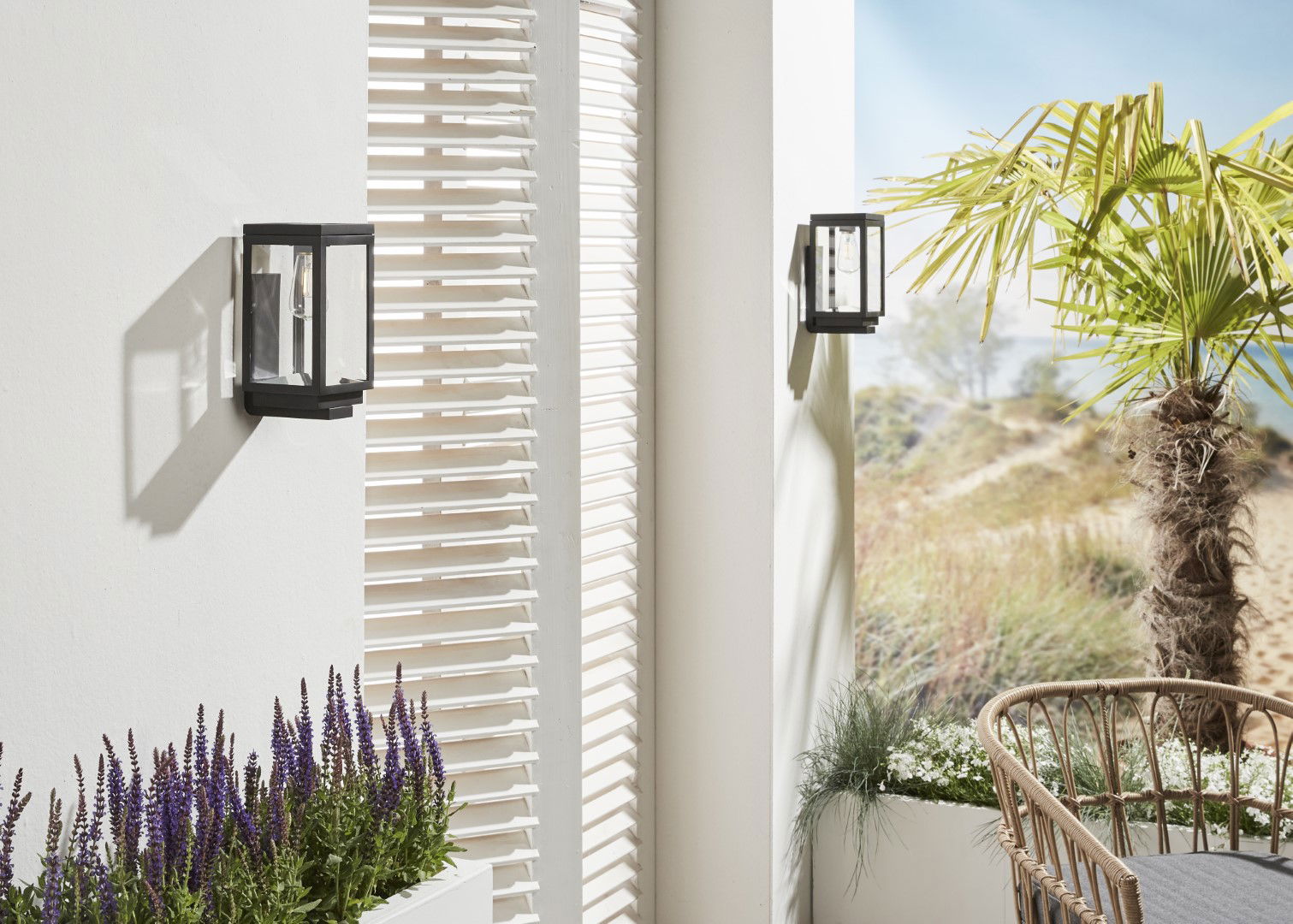 https://cdn.warentuin.nl/media/catalog/product/S/C/SCAN8719099201916_01_luxform_lighting_tuinlamp_solar_amsterdam_vierkante_wandla_615c.jpg