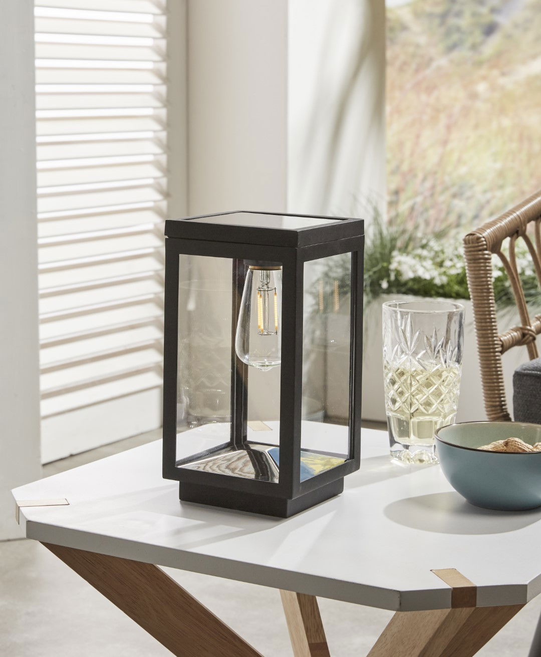 https://cdn.warentuin.nl/media/catalog/product/S/C/SCAN8719099201923_01_luxform_lighting_tuinlamp_solar_amsterdam_vierkante_tafell_be2d.jpg