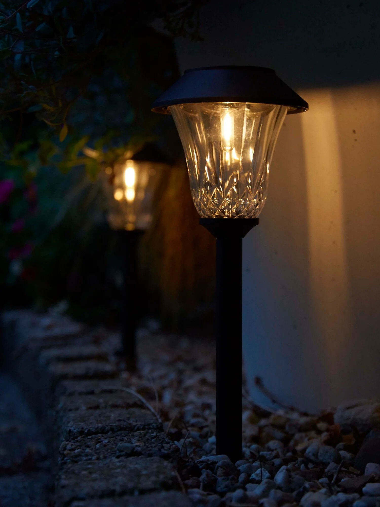 https://cdn.warentuin.nl/media/catalog/product/S/C/SCAN8719099280096_01_solar_st_tropez_5_lumen_luxform_lighting_c25e.jpg