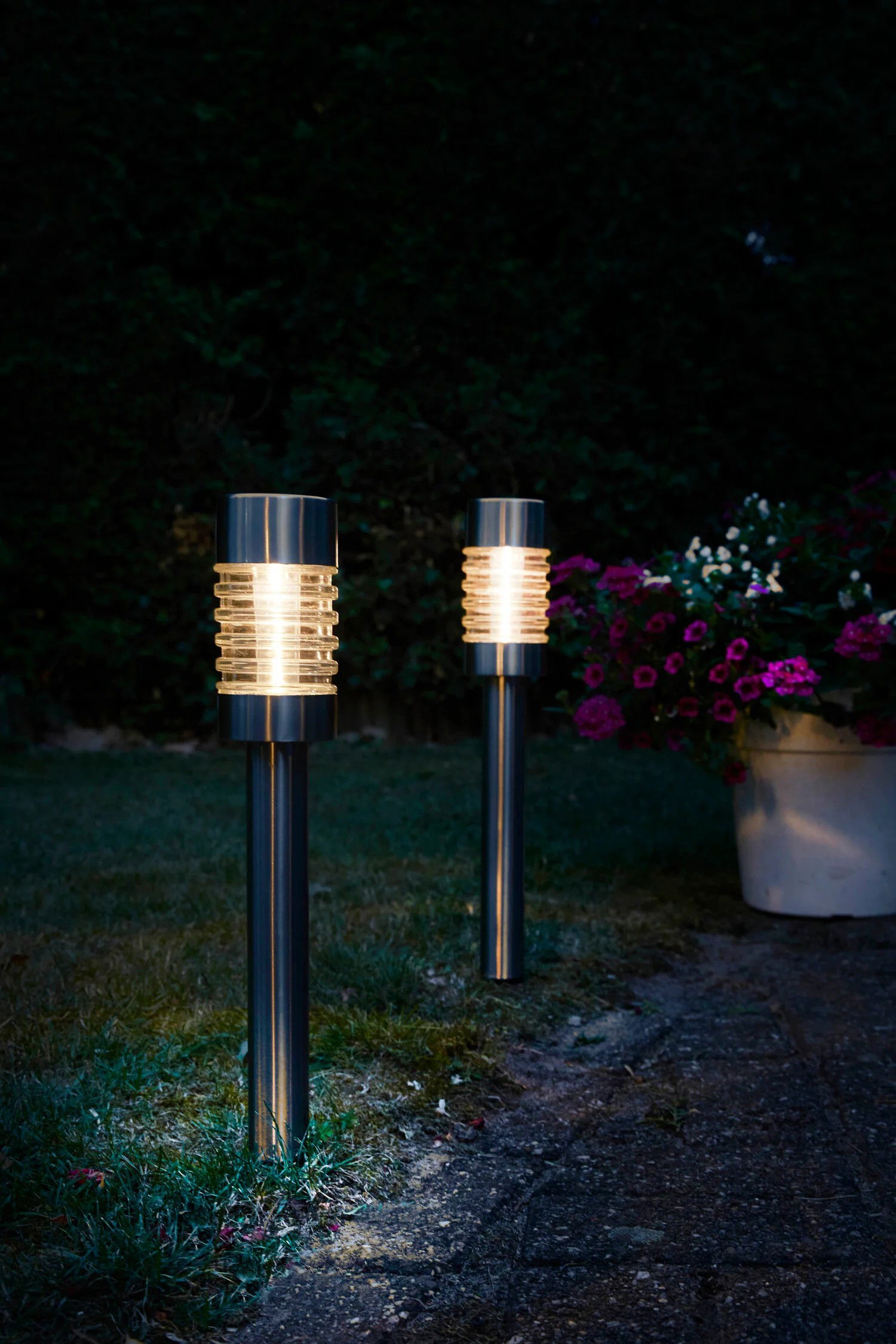 https://cdn.warentuin.nl/media/catalog/product/S/C/SCAN8719099290552_01_solar_markeringslamp_torino_luxform_lighting_6f33.jpg