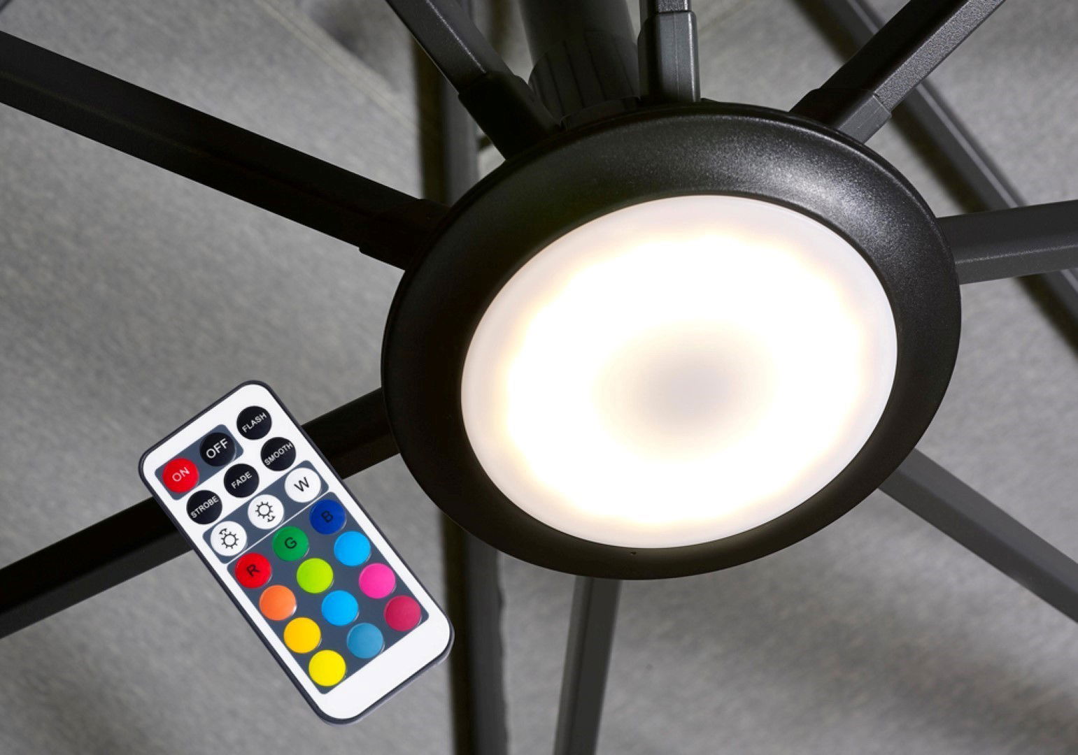 https://cdn.warentuin.nl/media/catalog/product/S/C/SCAN8720039160552_platinum_parasolverlichting_led_veelkleurig_zwart_platinum_2197.jpg