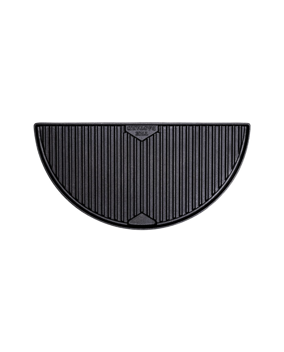 https://cdn.warentuin.nl/media/catalog/product/S/C/SCAN8720168011756_the_bastard_barbecue_accessoire_cast_iron_half_moon_griddle_l_023e.png