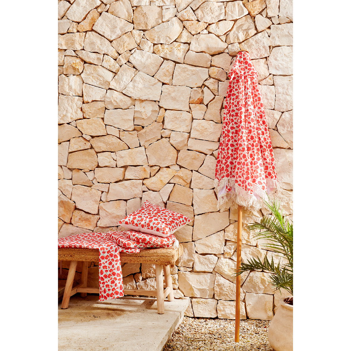 https://cdn.warentuin.nl/media/catalog/product/S/C/SCAN8720725473669_01_stoelkussen_pes_l40b40h4_cm_rd_decoris_73bb.jpg
