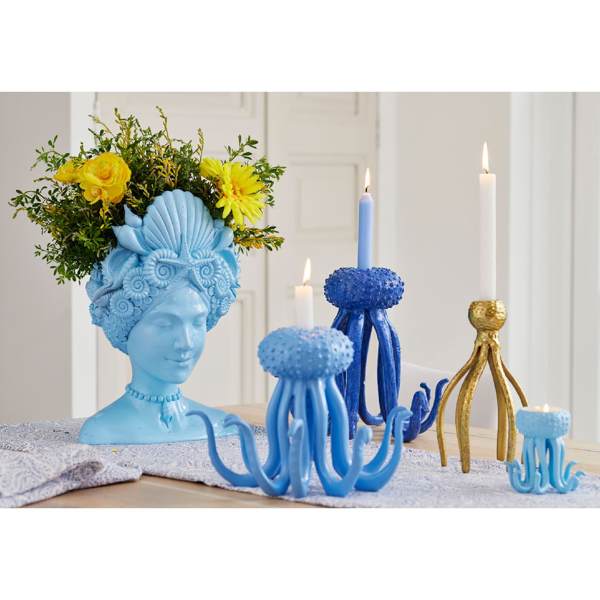 https://cdn.warentuin.nl/media/catalog/product/S/C/SCAN8720725755086_01_kandelaar_polyresin_l28b27h26_cm_blw_decoris_4a39.jpg