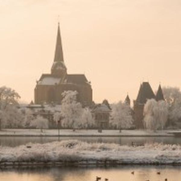 https://cdn.warentuin.nl/media/catalog/product/S/C/SCAN8720966705000_01_tuinschilderij_ijssel_winter_130x70_customize_it_7c8e.jpg