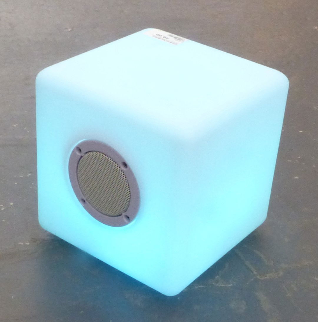 https://cdn.warentuin.nl/media/catalog/product/l/e/led_muziek_box_verlichting_bluetooth_40x40_cm_own_2__acb4.jpg