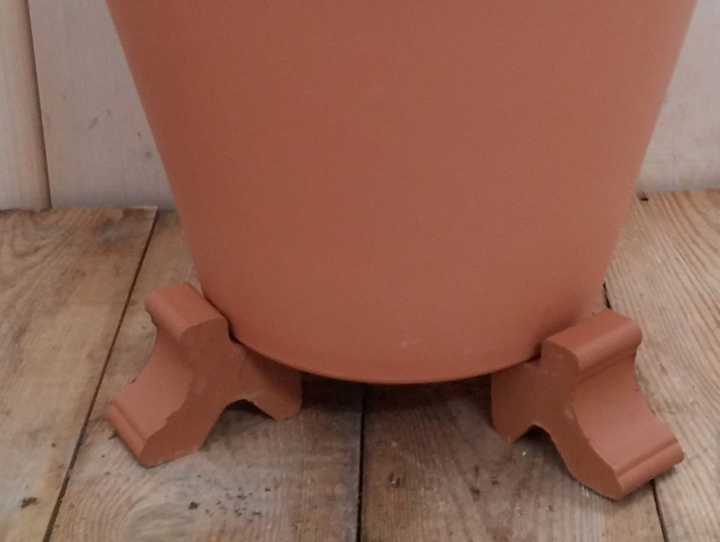 https://cdn.warentuin.nl/media/catalog/product/p/o/potcomponent_potzetter_lichtbruin_3_stuks_voor_een_ronde_pot_4__f1eb.jpg