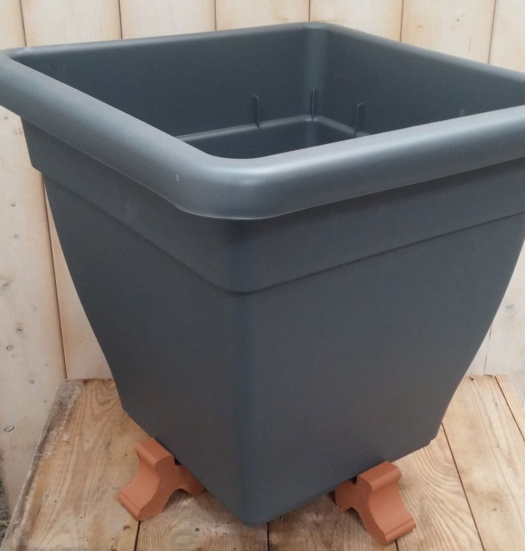 https://cdn.warentuin.nl/media/catalog/product/p/o/potcomponent_potzetter_lichtbruin_4_stuks_voor_een_vierkante_pot_2__afdf.jpg