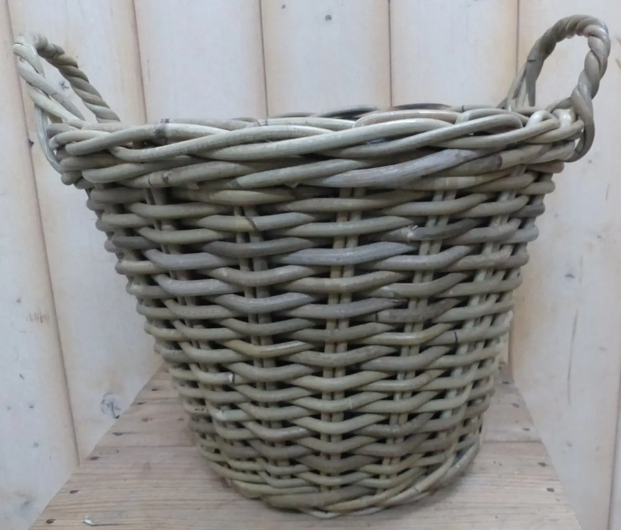 Mand met twee handvaten groot circa dia 40 cm