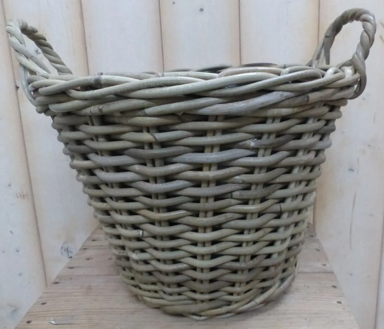 Mand met twee handvaten klein circa dia 30 cm
