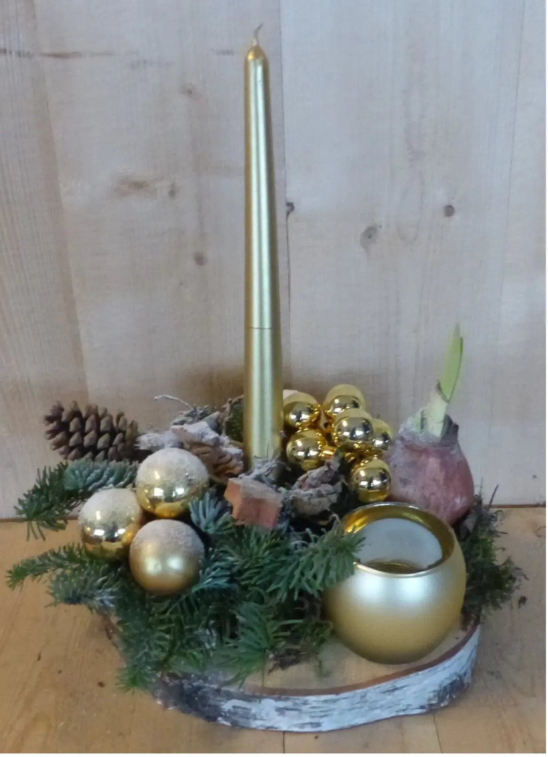 Kerststukje 'Praha' houten schijf dia. 30 cm gouden tinten met thee licht en hoge kaars Warentuin Natuurlijk